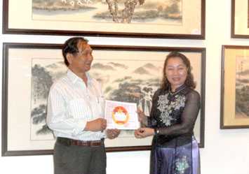 Bà Hà Thị Liên - Phó Chủ tịch UBTƯMTTQ Việt Nam trao giấy chứng nhận ủng hộ Quỹ “Vì người nghèo” cho họa sĩ Trương Hán Minh